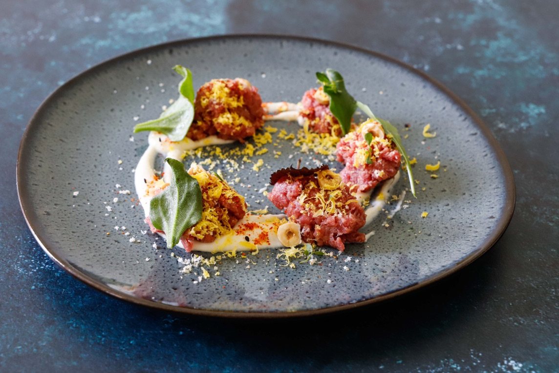 Piatto gourmet con tartare e crumble